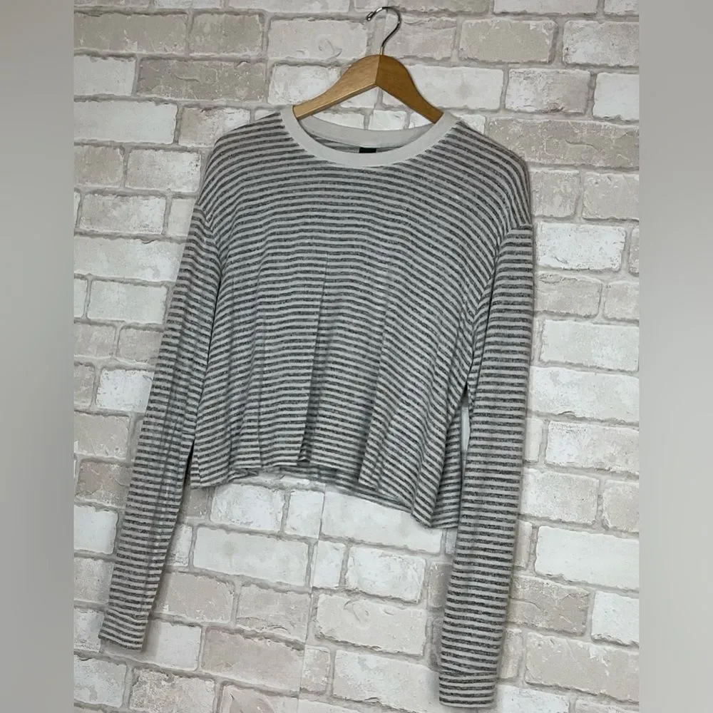Wild Fable Gray & White Striped Long Sleeve Crop Top Size L